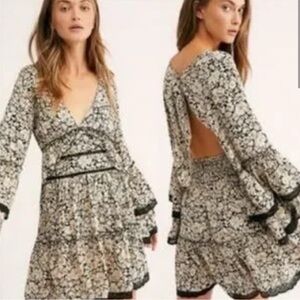 Kristall Floral Bell Sleeve Mini Dress